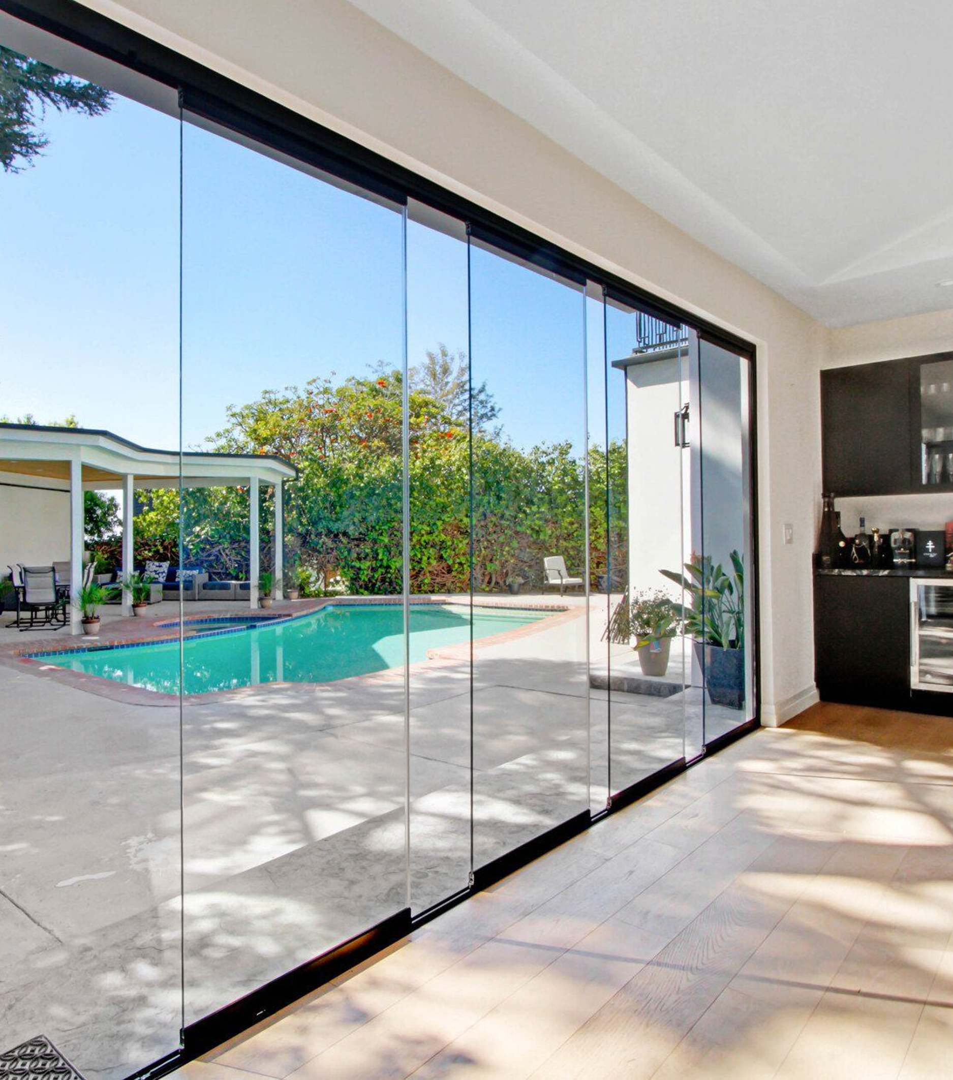 Frameless folding glass featuring double-glazed units